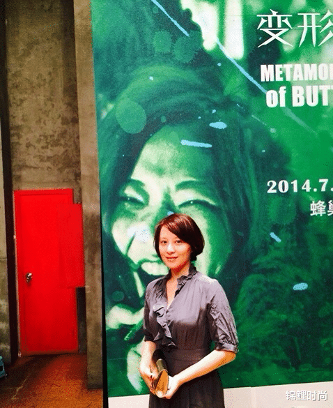 锦鲤时尚|46岁的“可云”过得优雅随性,素色裙也能穿出高贵感,年龄藏得深