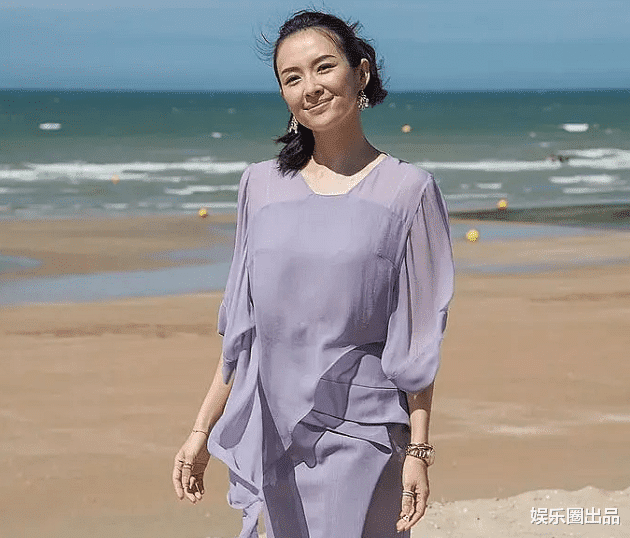 章子怡|章子怡“海边旧照”被扒，穿紫色纱裙松松垮垮，皮肤黝黑略显成熟