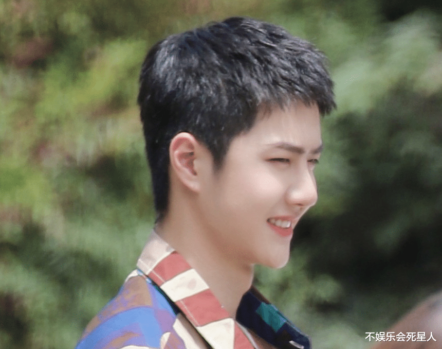 王一博|王一博现身成都录制，和175大张伟站在一起，这腿确定不是五五分