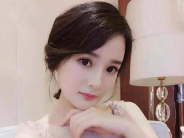 杨幂|女子为变成“杨幂”整容6年，模仿穿搭，儿子却暴露自己真实颜值