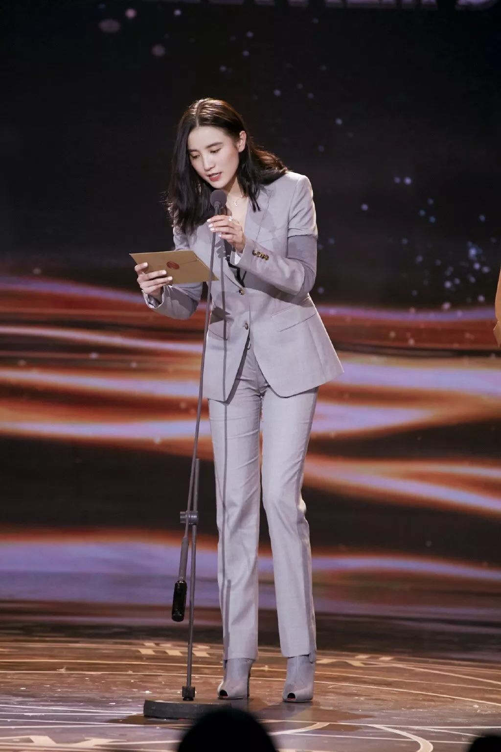 潮帮先生|宋佳低调走机场，穿皱巴巴西装没一点架子，素颜出镜气质也高级