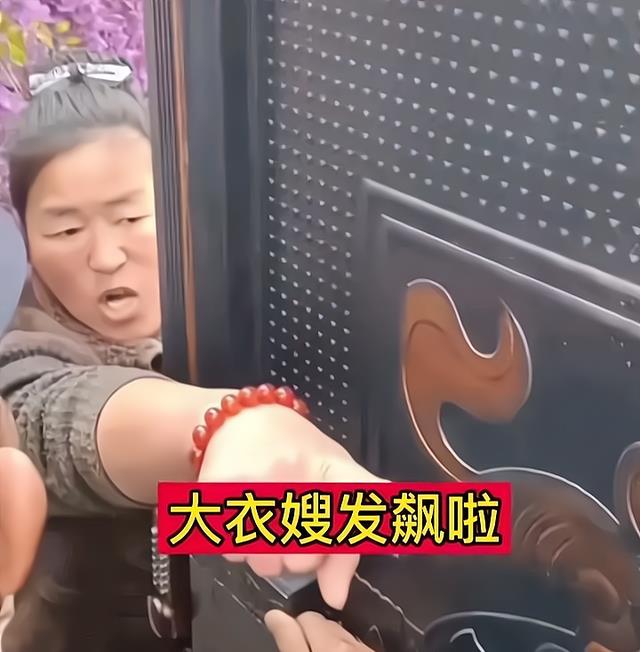 陈亚男|大衣嫂首次回应儿子离婚,在门口对主播大发雷霆,失去往日温柔