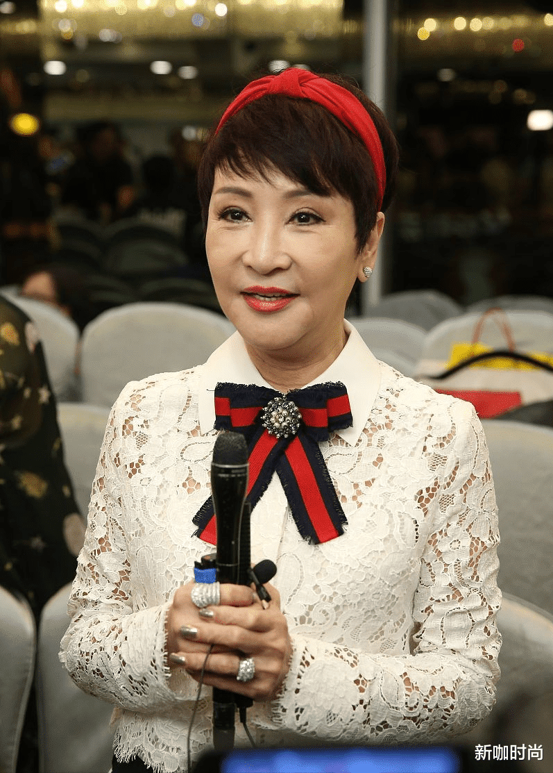 新咖时尚|谢霆锋妈妈不服老，年近古稀还戴红头箍，“奶奶脸”却出卖了她
