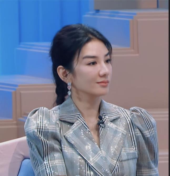 言真说 继吐槽秦昊娶了个娘后，黄奕伊能静首度同台，两人和解场面仍尴尬