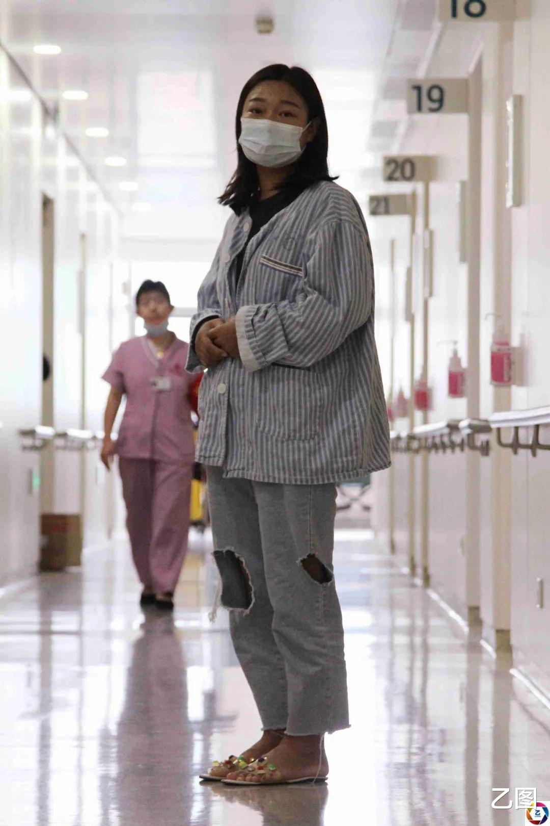 乙图 90后小夫妻在火车站依依不舍，场面感人，妻子：不怕分别最怕永别