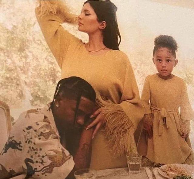 象棋|凯莉·詹娜的孕照流出，“一家四口”温馨，男友紧贴二胎孕肚宠溺