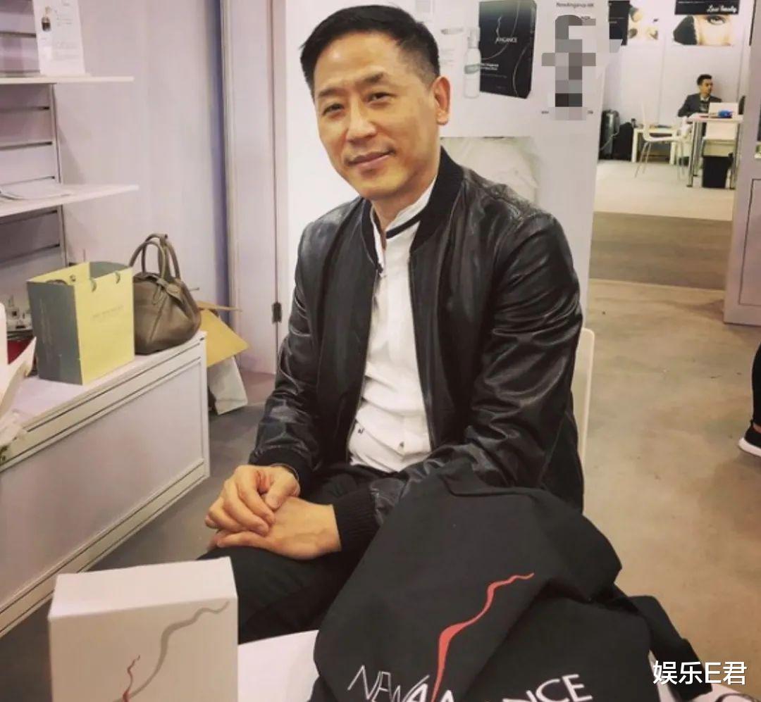 关晓彤|35岁刘亚仁与男友看画展，二人穿情侣装示人，完全不顾世俗眼光