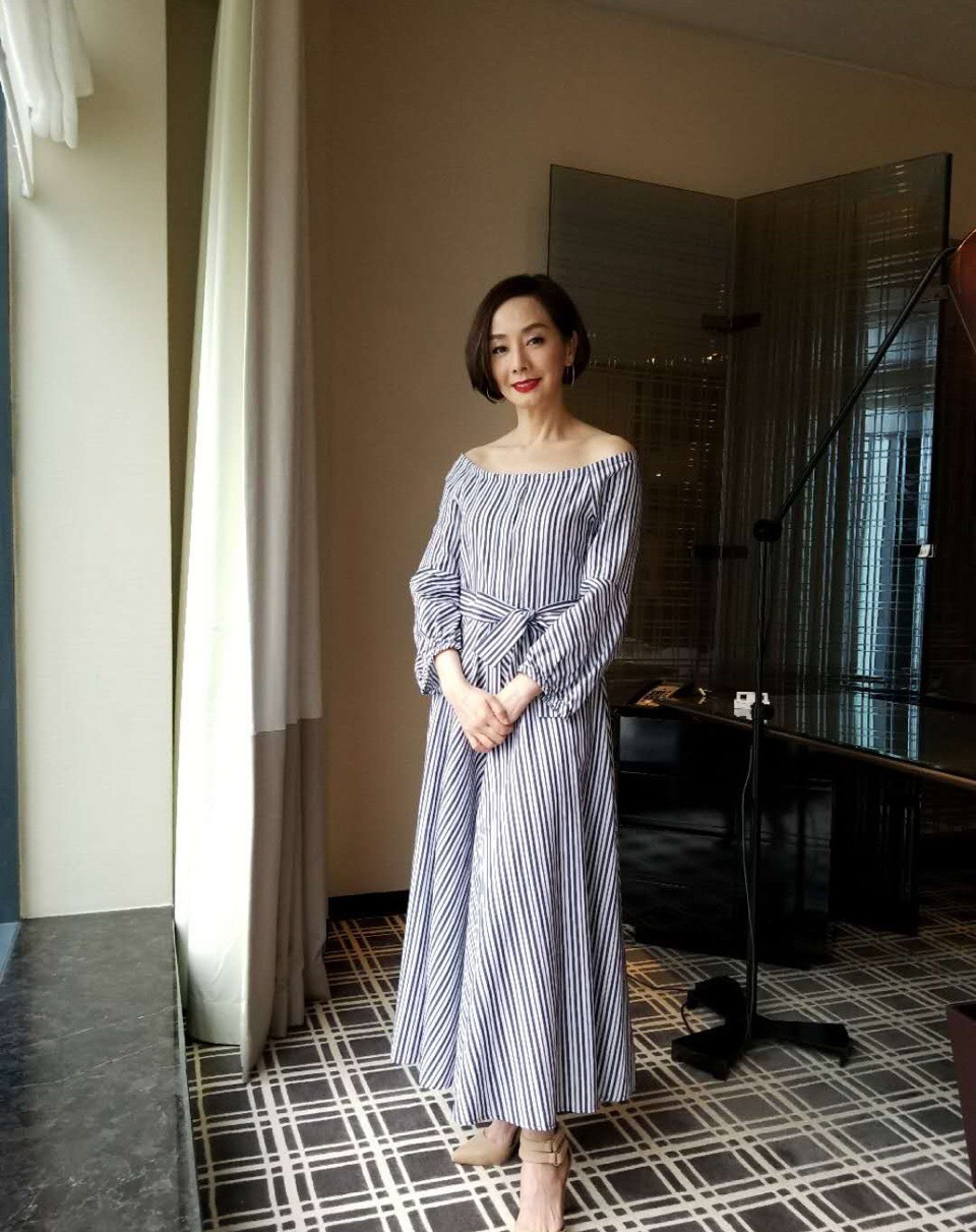 连衣裙|毛舜筠已经“奶奶”年纪，短发配一字肩连衣裙，61岁依然高贵优雅