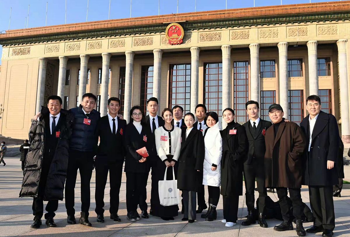 周冬雨|周冬雨成娱乐圈团宠！穿黑大衣出席会议合影站C位，气场全开超牛