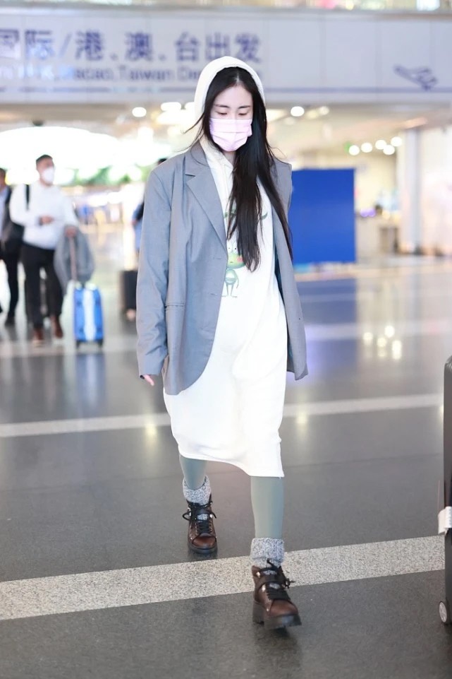 大表姐的时尚圈 张碧晨“乱穿”也时髦，用西装混搭卫衣裙，原来这样穿效果这么好