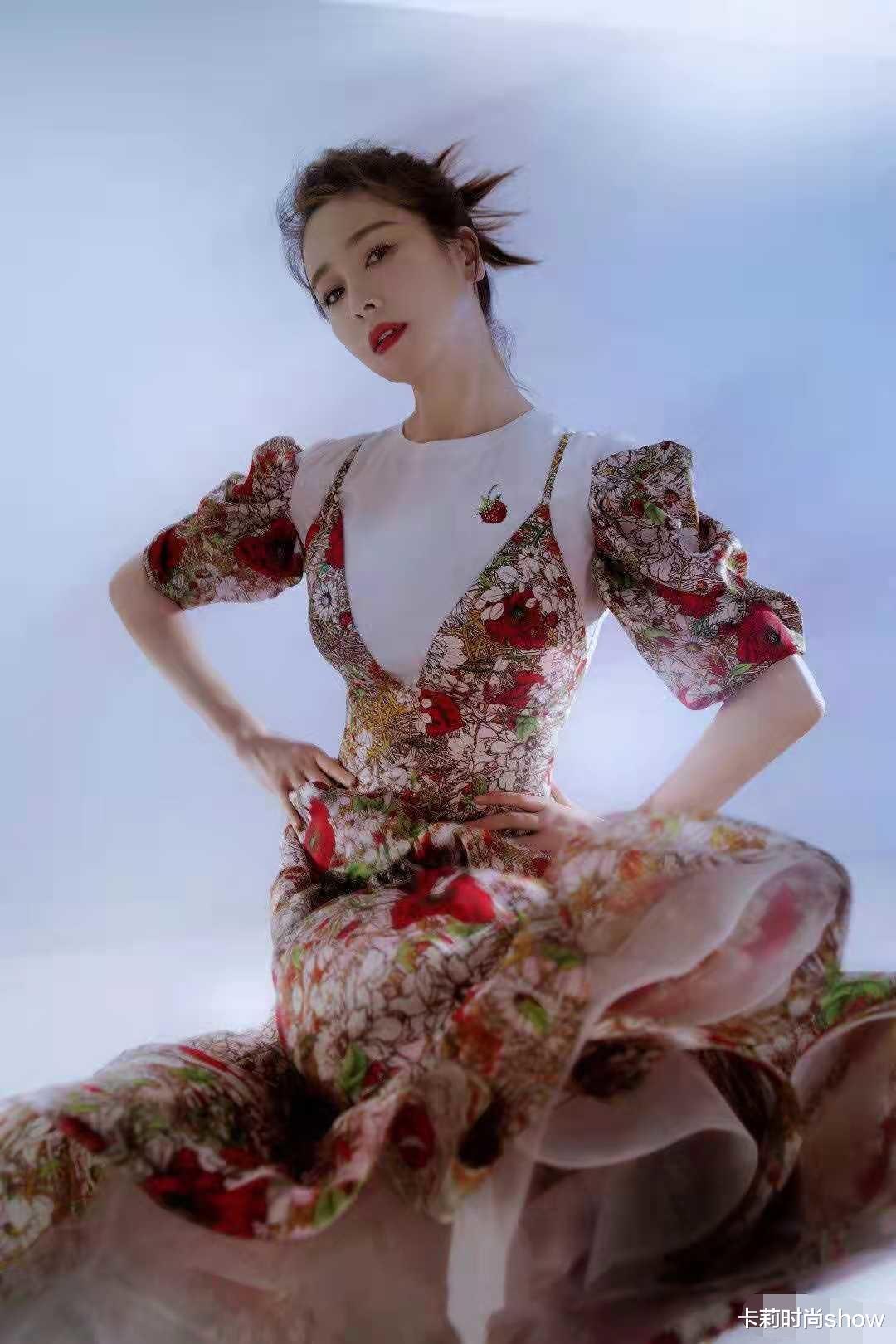 卡莉时尚show|左小青穿刺绣裙气质高贵，皮肤白皙细腻像少女，完全看不出有44岁