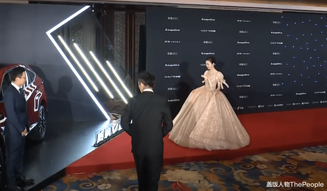 火龙果|时尚先生红毯女星抢镜：有人穿成火龙果，还有人发型撞款潘长江