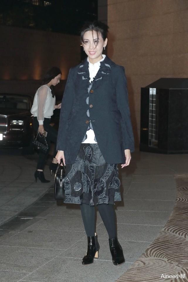 邱淑贞|邱淑贞年龄大了也适合淡妆，穿西装配印花裙，和女儿同框似同龄人