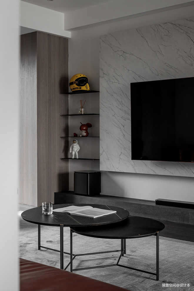 衣帽间|木百叶将阳光处理的包含节奏感,塑造出变化丰富的光韵和质感。