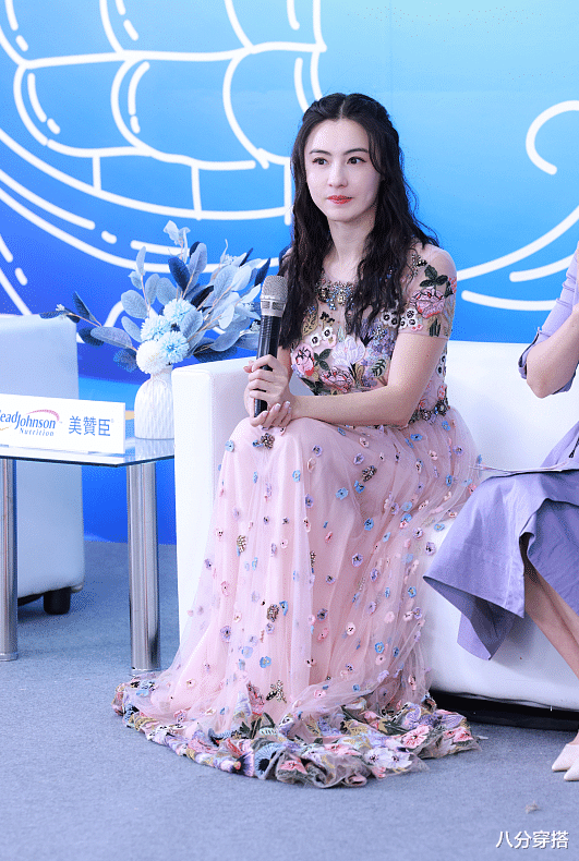 八分穿搭|张柏芝不愧是“?最美辣妈”,粉色网纱连衣裙甜美温柔,减龄时髦