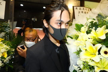 吴孟达|吴孟达葬礼现场曝光，18岁儿子低头一言不发，黑眼圈浓重难掩悲痛