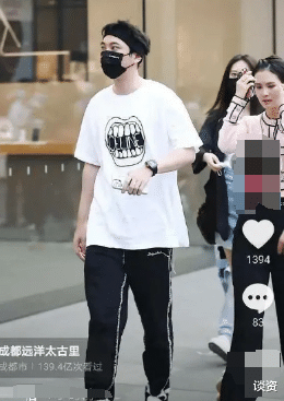 王思聪|王思聪与堂妹逛街被拍，全身大牌颜值似路人，富婆低头不自信
