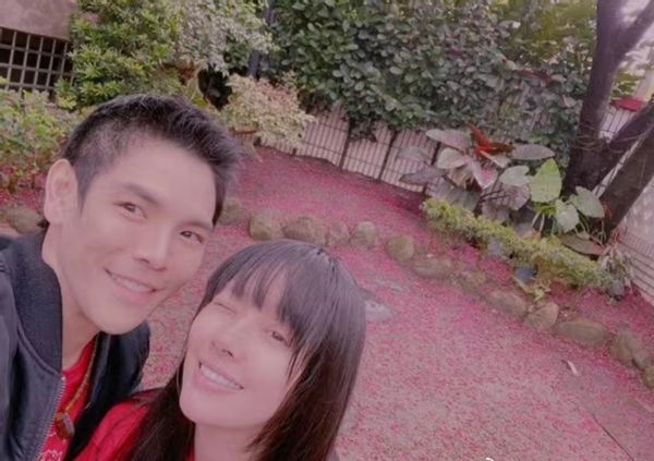 向佐|向佐情人节首晒全家福，女儿可爱出镜，小奶皇活泼爱笑神似向太