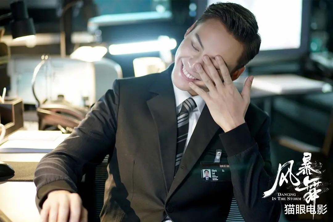 陈伟霆|35岁陈伟霆太会撩了，躺在床上秀8块腹肌，网友：看完精神一整天