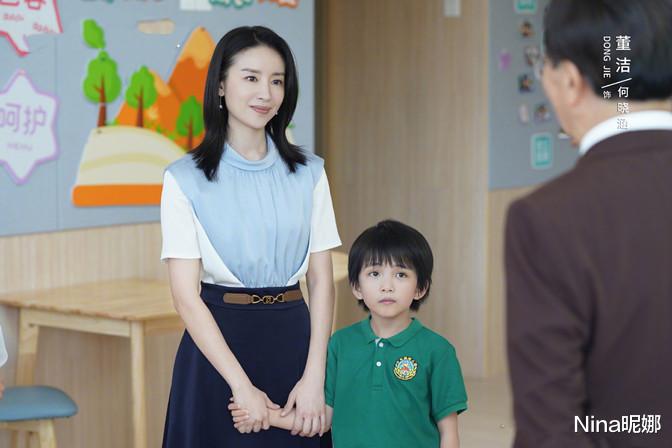 Nina昵娜 董洁逛菜市场！穿卫衣配牛仔裤角落啃红薯，少女打扮不像家庭主妇