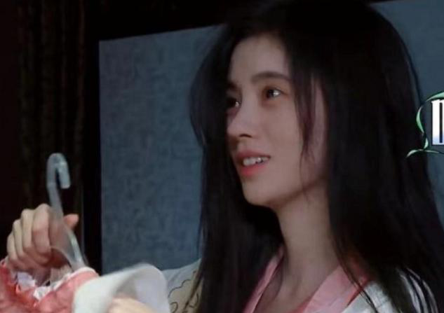 鞠婧祎|鞠婧祎再上热搜,对比关晓彤美白粉被坐实,网友评论装着不累吗