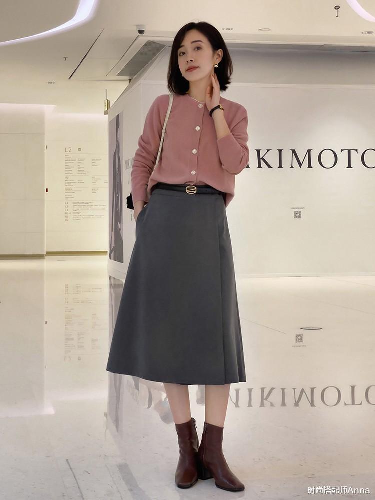 时尚搭配师Anna “毛衣”不要老搭配牛仔裤，太土了！试试这样穿，时髦保暖有气质