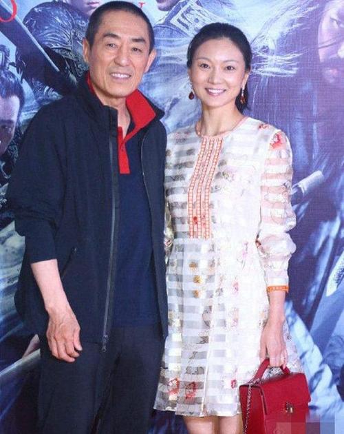 加菲猫说时尚|张艺谋小32岁娇妻罕晒全家福！女儿颜值拖后腿，俩儿子更似大明星
