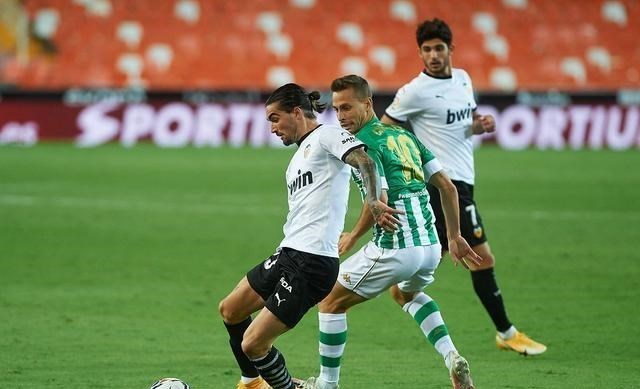 二胎妈妈笑笑|巴塞罗那主客场表现差异很大,马赛主场能进,巴西国际防守不稳