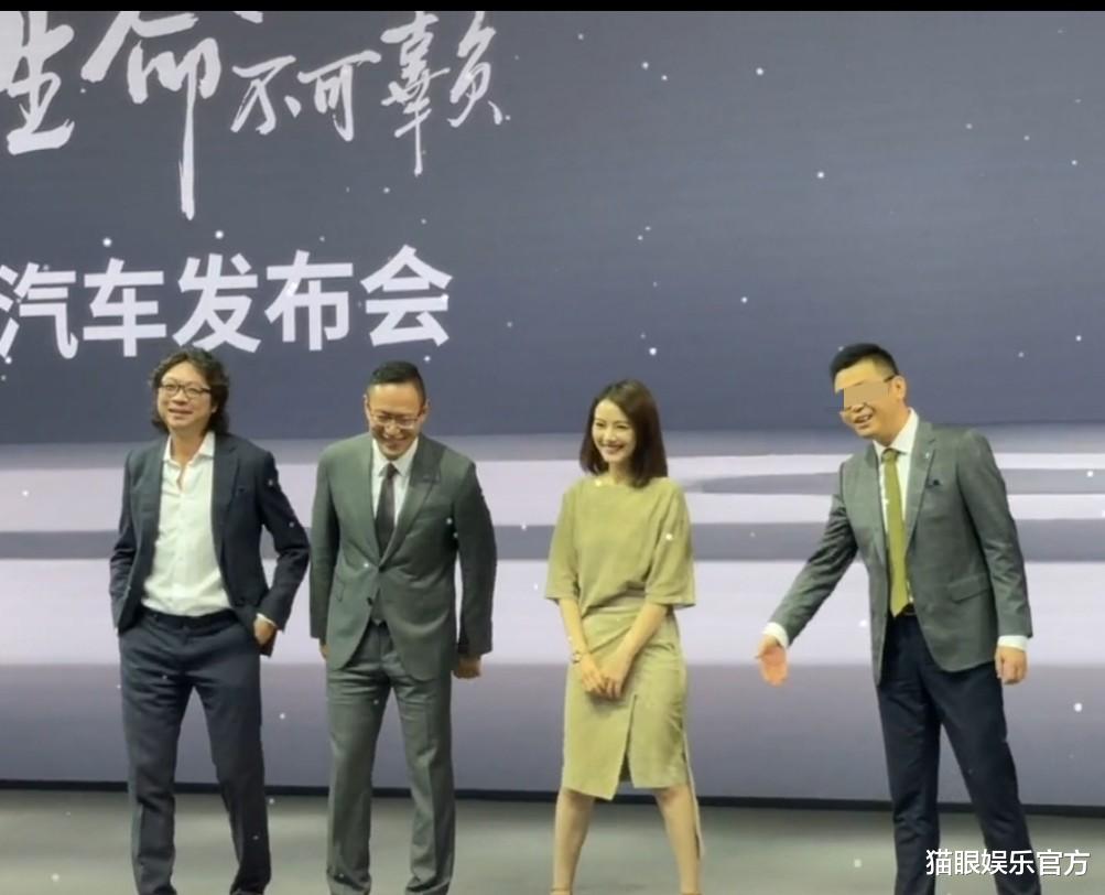 高圆圆|高圆圆现身活动，笑容甜美人气火爆，男领导恭敬站在两侧与她合影