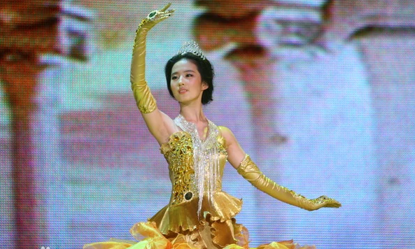 刘亦菲|34岁的刘亦菲，干爹20年用钱铺出的明星路，失去干爹该何去何从