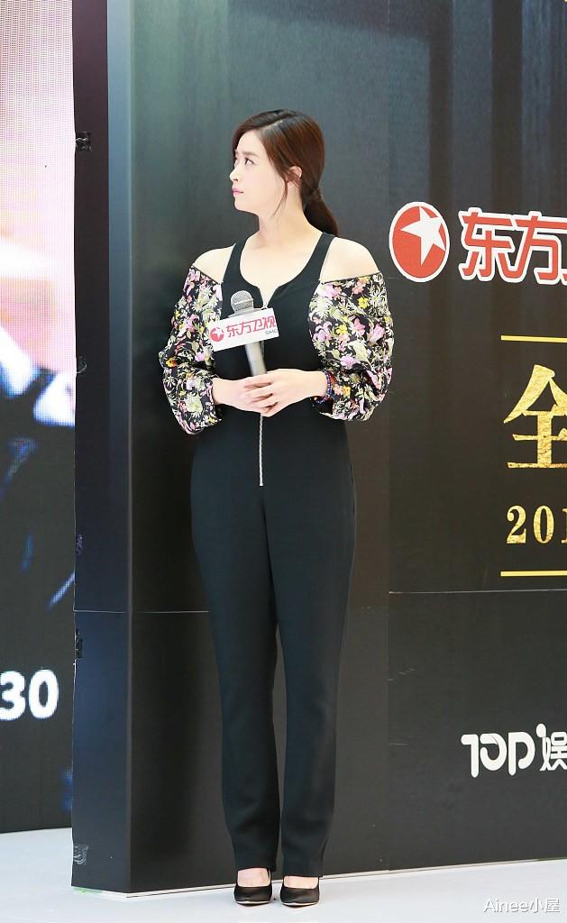 蒋欣|蒋欣虽然有点壮，但挺爱“露肩”的，穿拼接连体裤看着挺妩媚