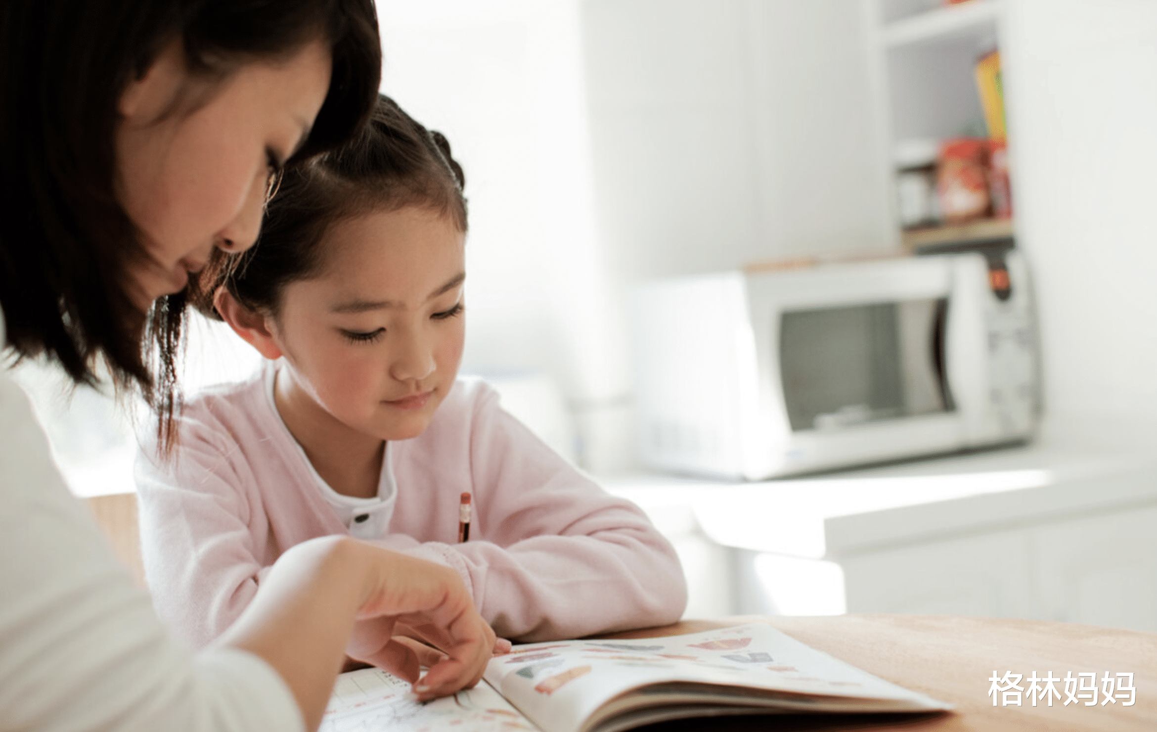 格林妈妈|37岁朱珠官宣产女，宝宝完美遗传梨涡和外貌，网友：赢在起跑线上
