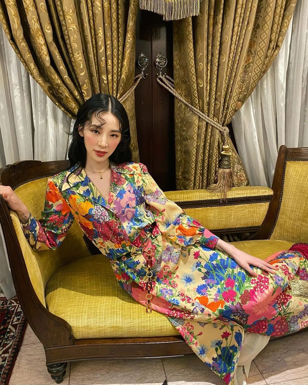 腮红|喝了假酒的Jennie竟穿肚兜上台?讲真,有被她的屁桃红炸到