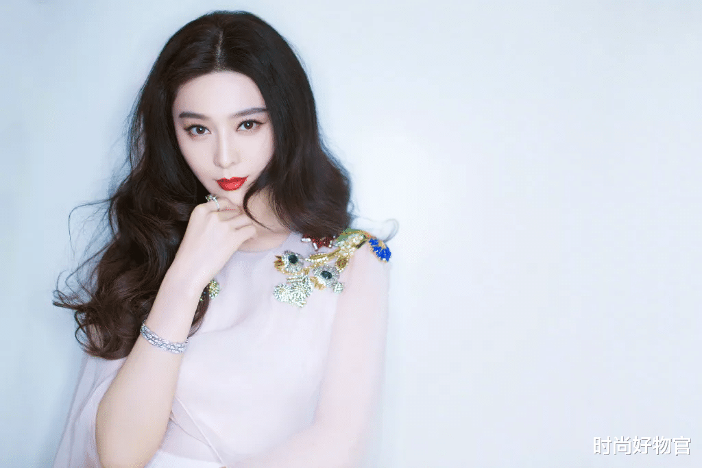 时尚好物官|范冰冰在越南高调复出，杂志封面依然美艳！这少女肌我酸了
