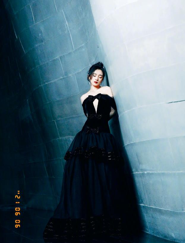 杨幂|杨幂最新路透照，34岁穿民国学生装，双马尾造型太减龄