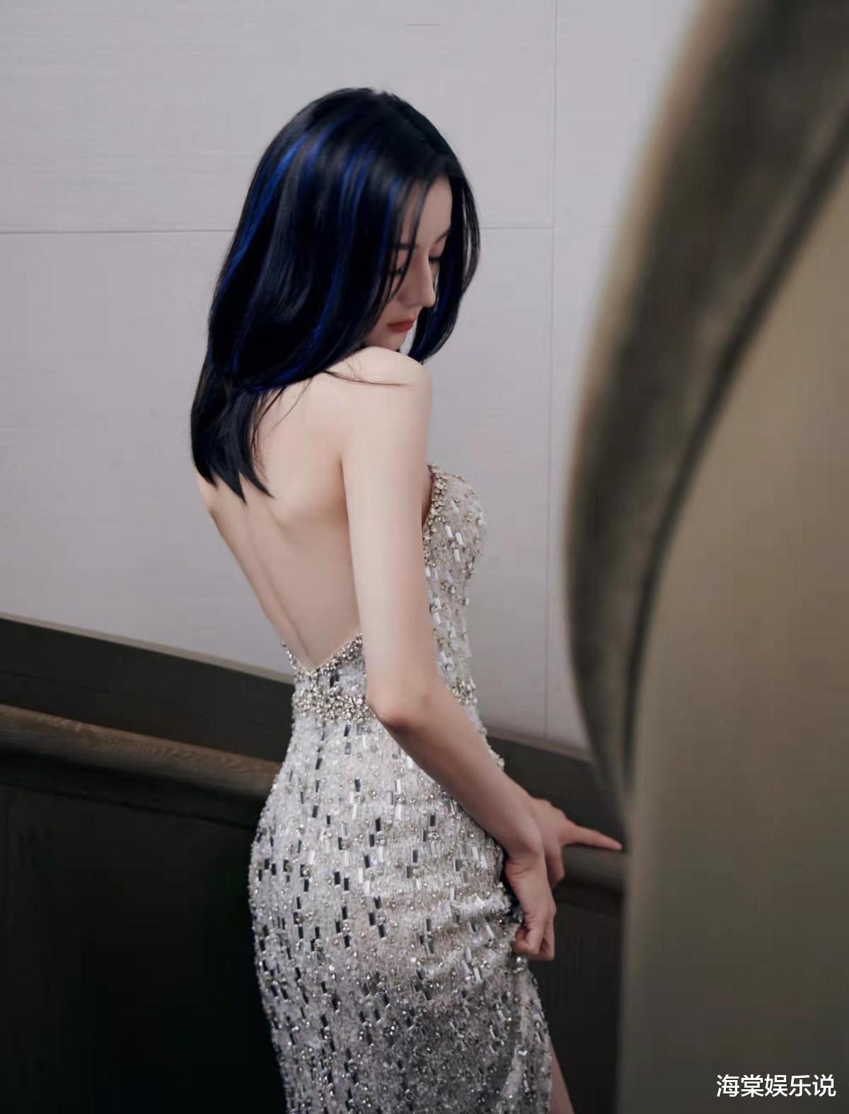迪丽热巴|热巴太瘦了！12月23号穿抹胸现身广州，背部瘦骨嶙峋，撑不起礼服