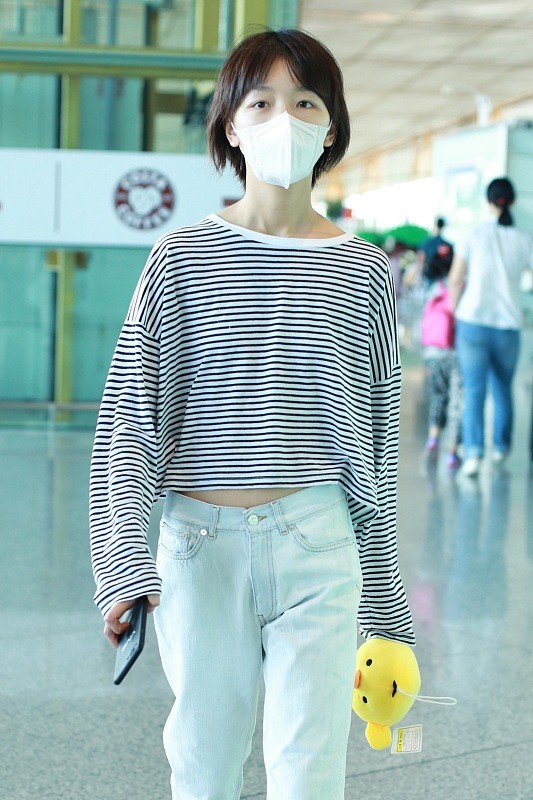 周冬雨|周冬雨穿大V礼服没美感，真瘦成“纸片人”，看着反而有点吓人了