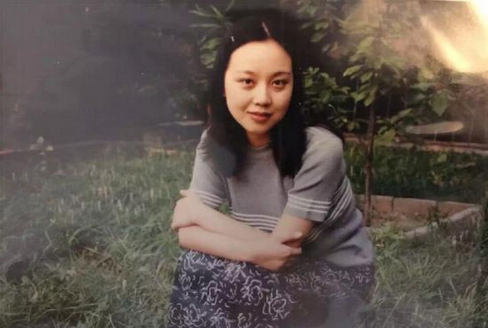 写真|“风情女人”闫妮：离婚后三次“吃嫩草”，当了17年的单亲妈妈