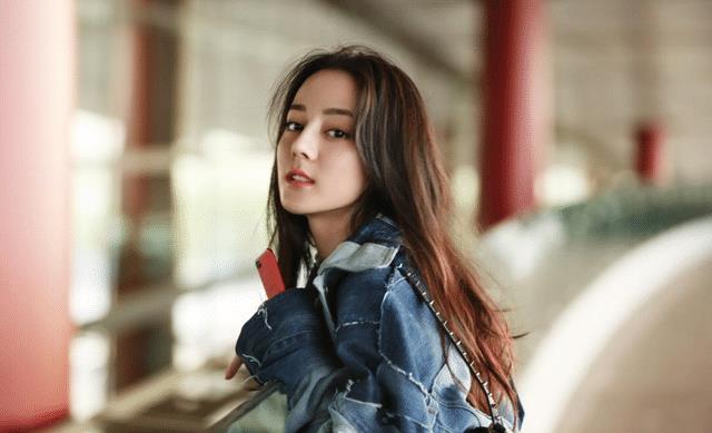 迪丽热巴|热巴“走哪捂哪”，被吐槽太做作：看了她的生活照，才知她的难处