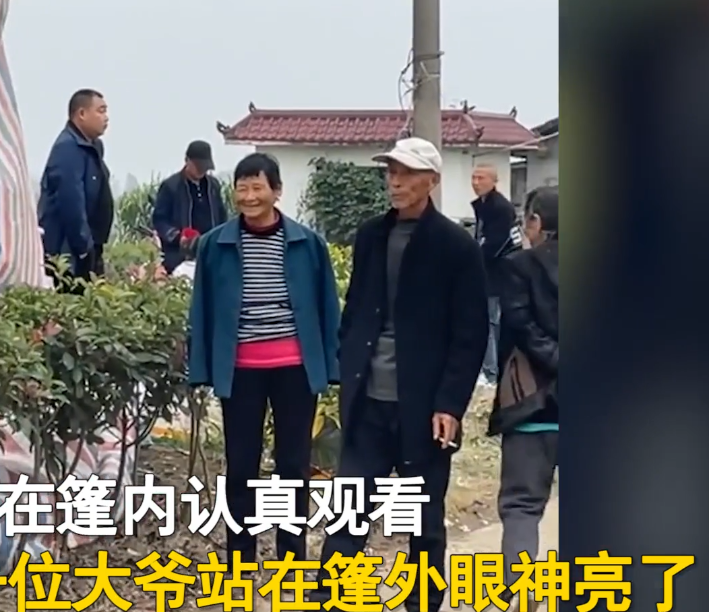 农村婚礼美女穿着“清凉”表演肚皮舞,舞姿曼妙,村里大爷看直眼