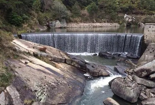 徐霞客|景致记录：徐霞客游九鲤湖，到瀑布底仰视，芳叔决定不再跟着他疯