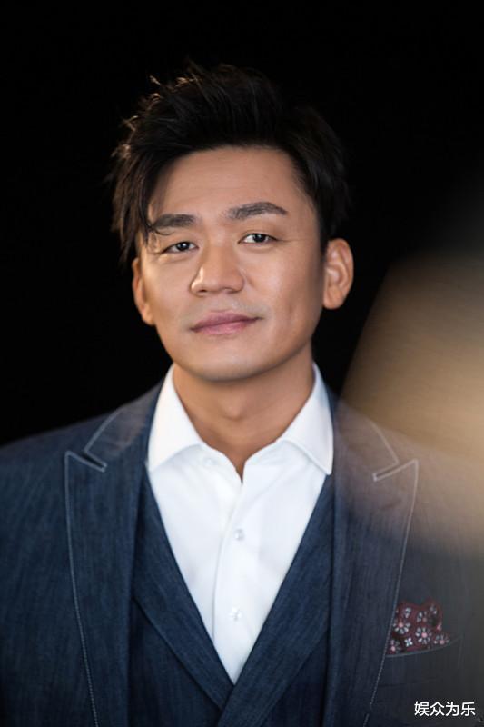 王宝强|离婚5年后，王宝强中年发福孤单赴约，马蓉则大秀身材豪宅，生活十分悠闲