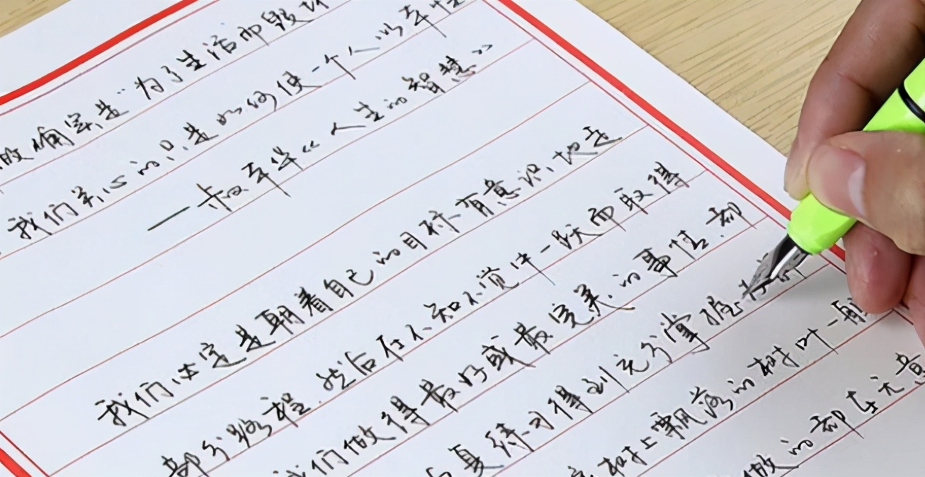 董卿|“董卿体”字迹走红，飘逸洒脱力量感十足，学生喜欢老师却不待见