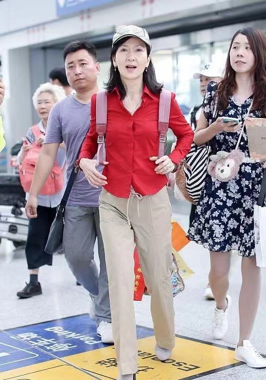 淘鱼时尚 “小青”陈美琪走机场，穿红衬衫素颜也耐看，就是瘦过头有些显老