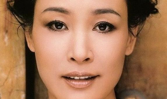 吴卓羲|一人毁掉央视春晚，叛国后加入美国，当年的央视一姐现况如何？