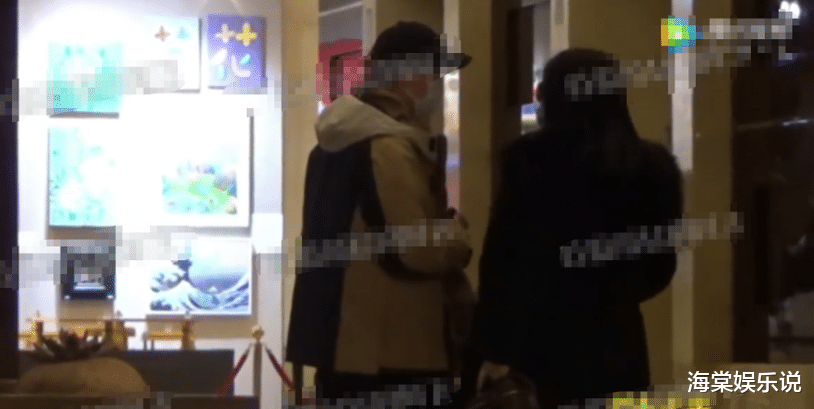 李湘|李湘和男子现身酒店气场超强！她离婚仍是女王，年轻男子体贴提包