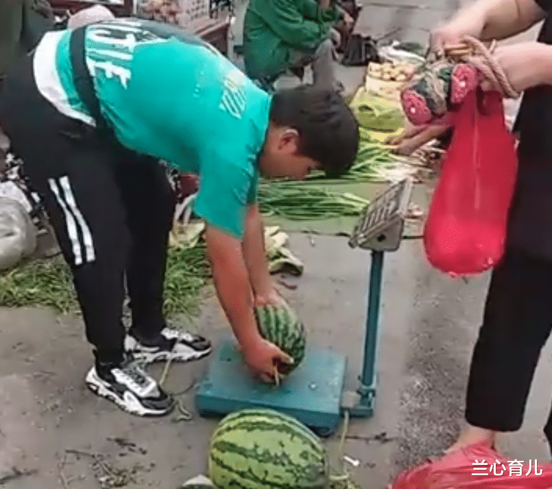 兰心育儿|孩子上学不努力，父亲想了个狠招，总算让孩子认清楚现实