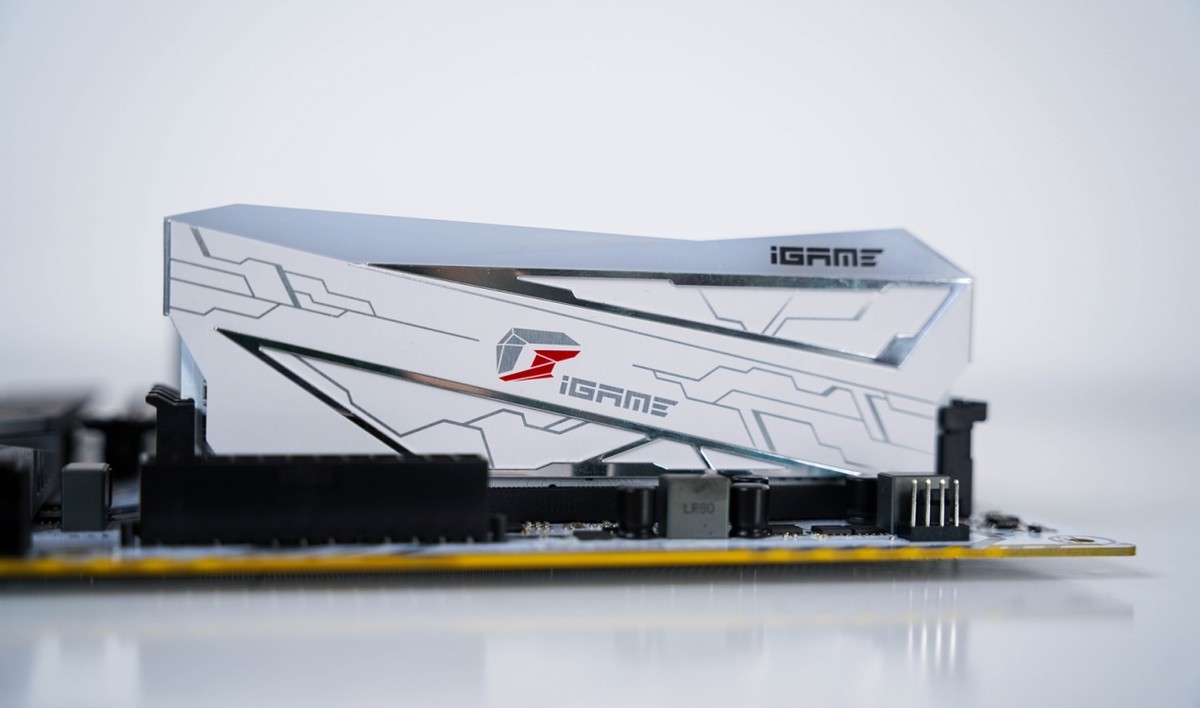 机箱|雪装中的纷呈色彩,主流电竞桌面主机装机分享