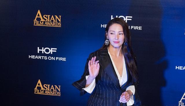 张雨绮|张雨绮果真尤物，丰满的身材快要撑爆条纹西装，凹凸感超强