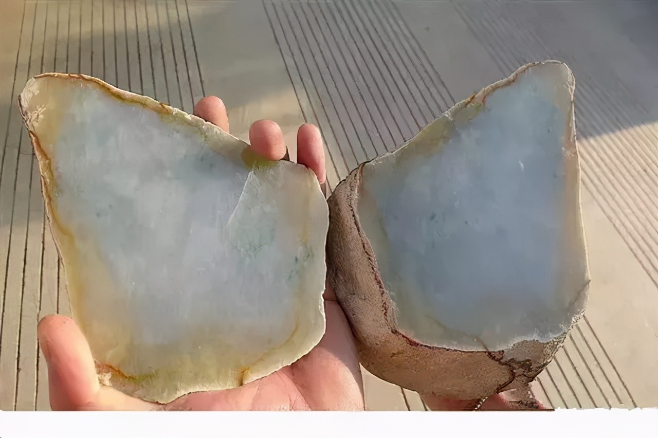 翡翠|价值80万的翡翠原石，“丑陋”的皮壳，切出了意想不到的惊喜